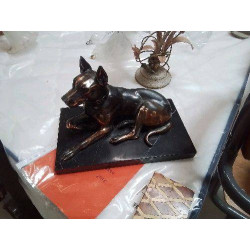 STATUETTE CHIEN REGULE SUR...