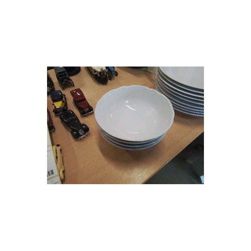 LOT 4 COUPES PORCELAINE BLANCHE