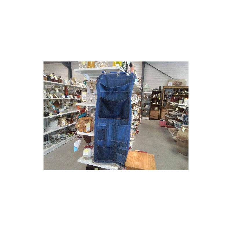 RANGE TOUT JEAN A SUSPENDRE