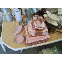 LOT VAISSELLE ROSE COTE TABLE
