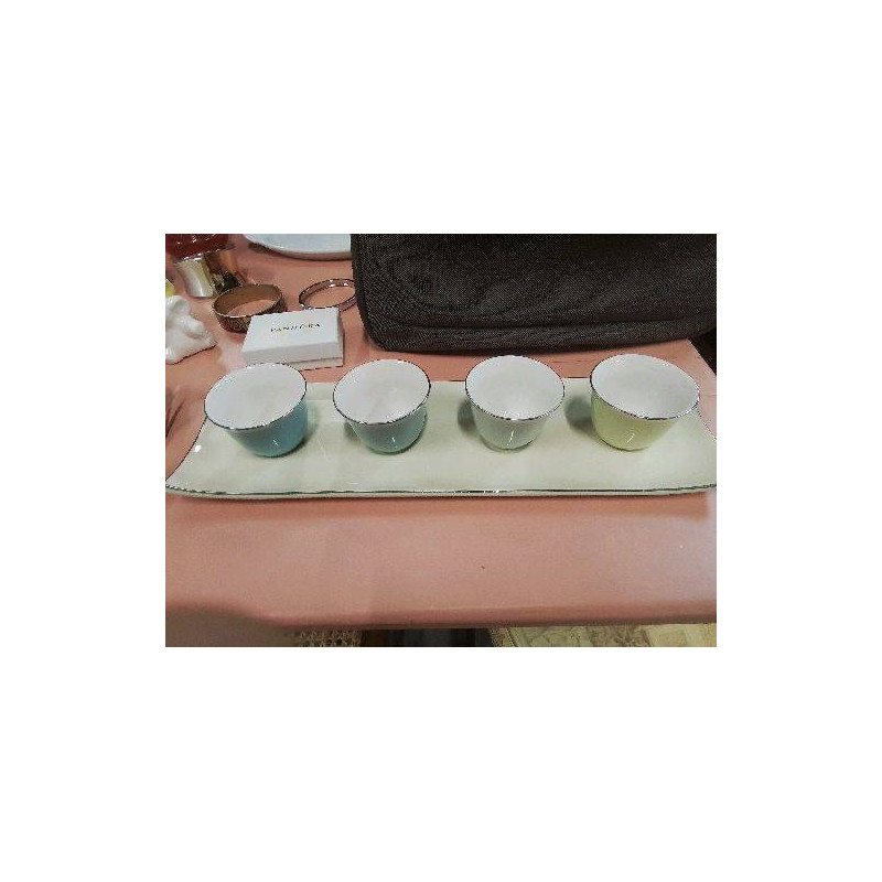 PLAT DE PRÉSENTATION + 4 TASSES PORCELAINE COULEUR TOUR ARGENTÉ 