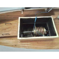 PINASSE MOTORISÉE SANS RADIO AVEC POMPE 1/8