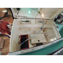 PINASSE MOTORISÉE SANS RADIO AVEC POMPE 1/8