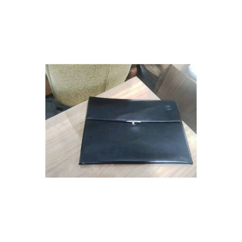 POCHETTE SIMILI NOIRE PORTE DOC