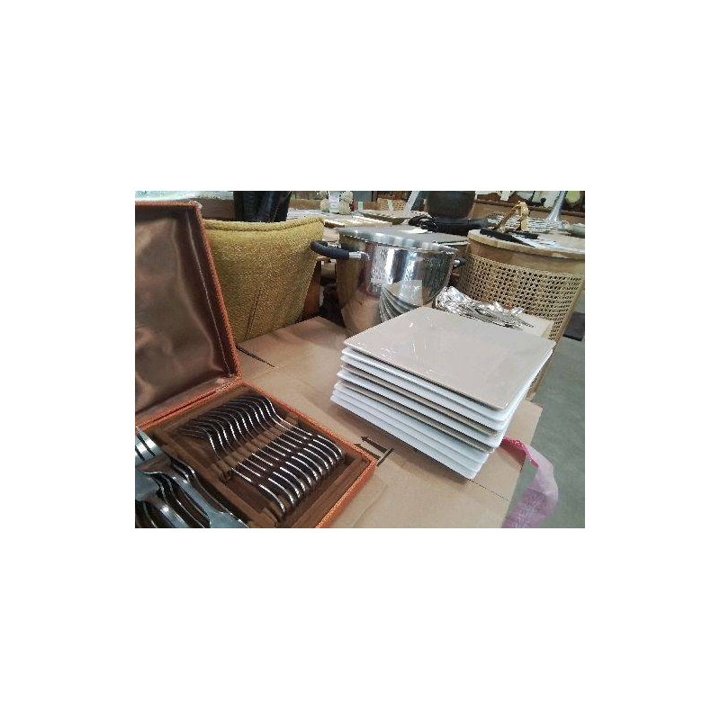 LOT 9 PETITES ASSIETTES CARREES 3 BEIGES 6 BLANCHES