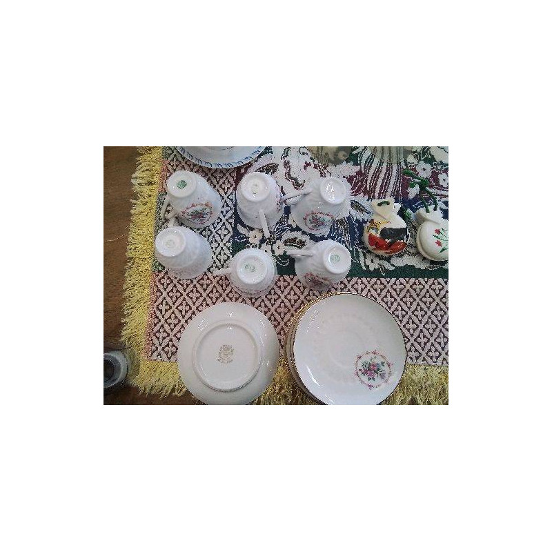 6 TASSES ET SOUCOUPES FLEURS PORCELAINE ST LUBIN