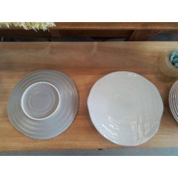 2 ASSIETTES GM GRÈS...