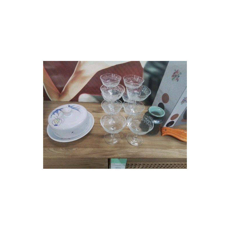 LOT 10 COUPES CHAMPAGNE MOTIFS