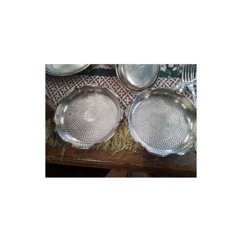 LOT DE 2 DESSOUS DE BOUTEILLE METAL ARGENTE MARTELÉ 