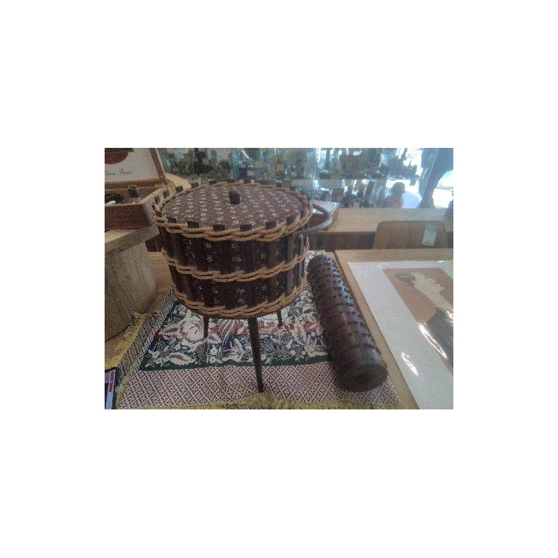 TRAVAILLEUSE SUR PIEDS RONDE TISSU MARRON