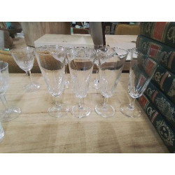 LOT 4 FLUTES A CHAMPAGNE...
