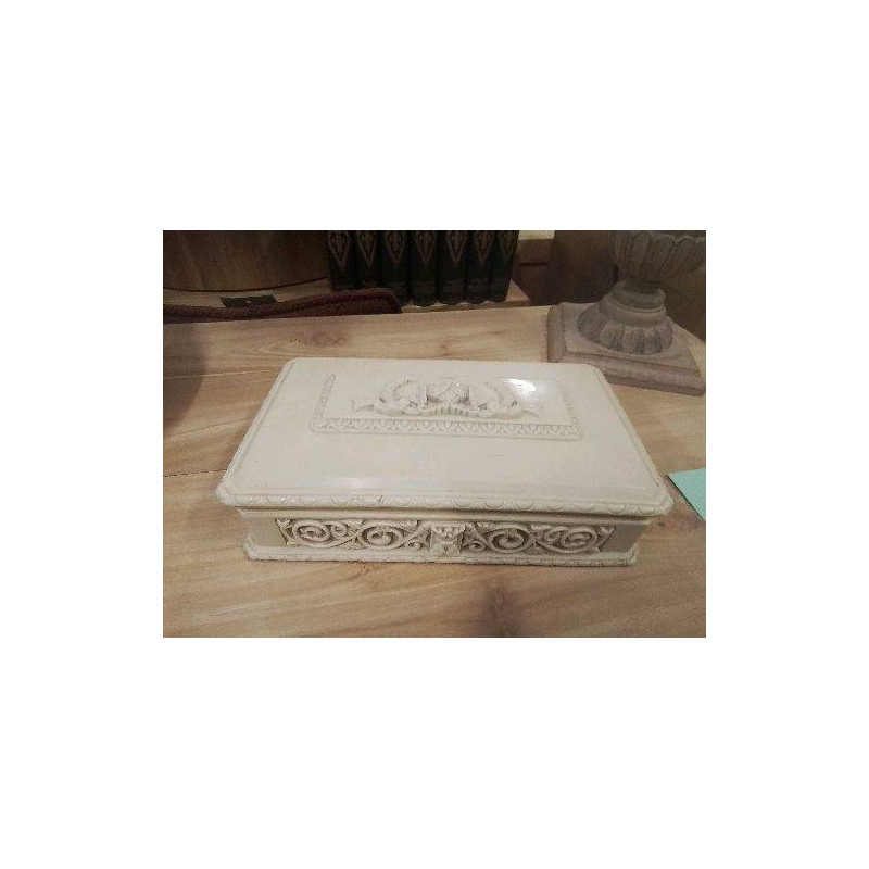 BOITE DECORATIVE ANCIENNE SCULPTÉE AVEC COUVERCLE