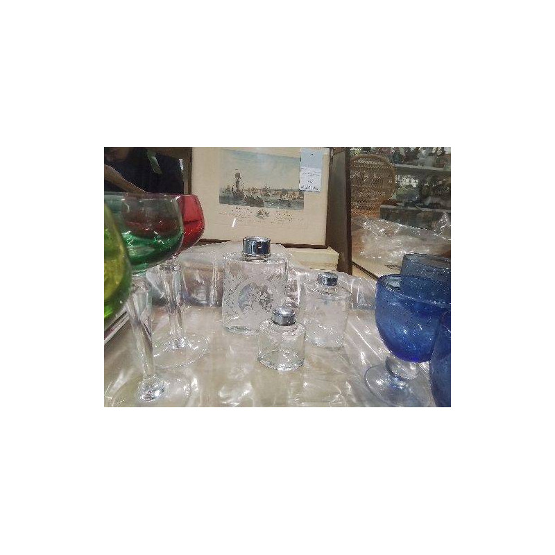 LOT 3 FLACONS VERRE GRAVÉ AVEC BOUCHON