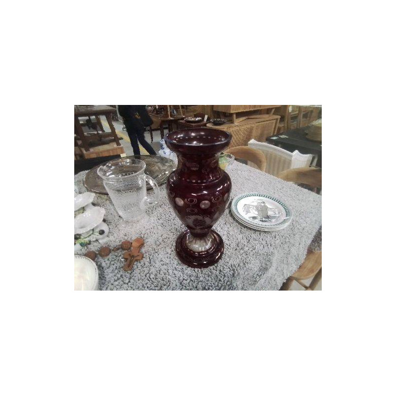 VASE ROUGE SCULPTÉE