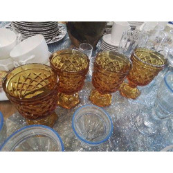 LOT 4 VERRES AMBRÉS SUR PIED