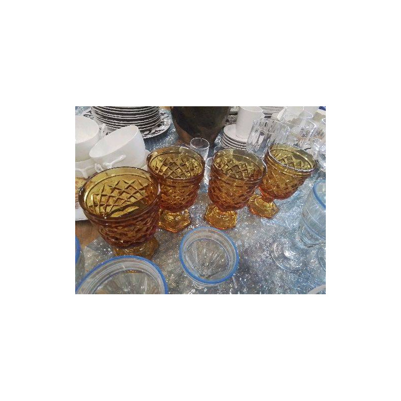 LOT 4 VERRES AMBRÉS SUR PIED
