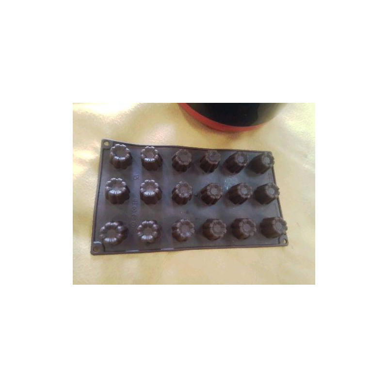 MOULE À CANNELÉS SOUPLE MARRON