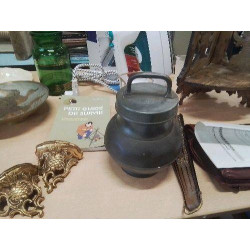 POT ETAIN AVEC COUVERCLE 