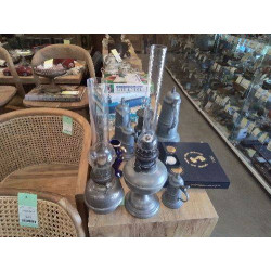 LAMPE A PETROLE ETAIN