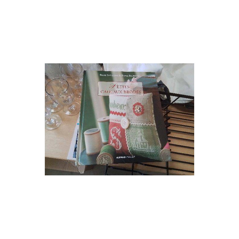 LIVRE CADEAUX BRODES