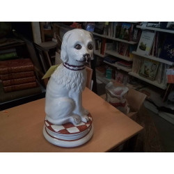 CHIEN ASSIS FAIENCE SOCLE...