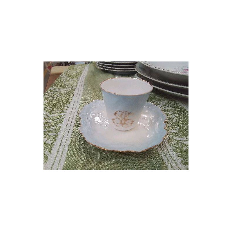 TASSE ANC LIMOGES BLEU. IEL BLANC MONOGRAMME DORE