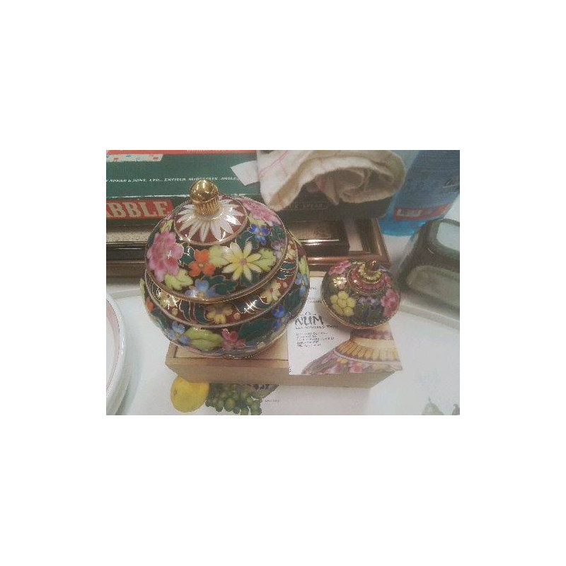 DUO BONBONNIÈRES NUM PORCELAINE THAI MM OR CARTONS SUR ETAGERE BB