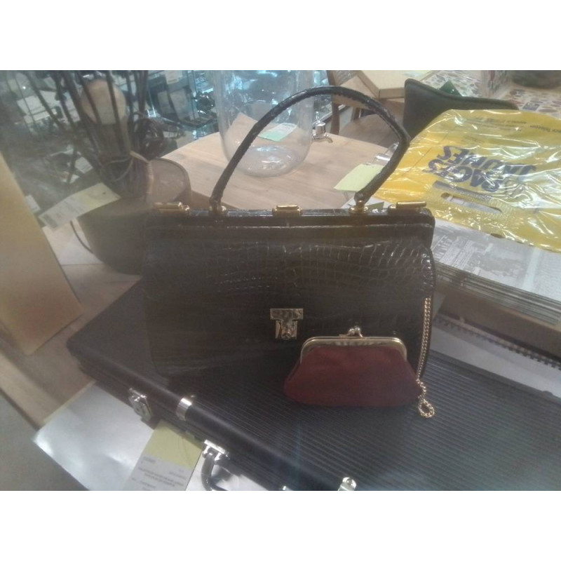 SAC CUIR NOIR  VINTAGE INTERIEUR CUIR ROUGE ANSE EN L ETAT