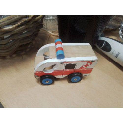 JOUET AMBULANCE BOIS