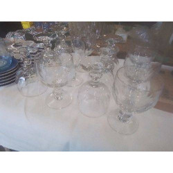 LOT 6 VERRES ANCIENS A PIED...