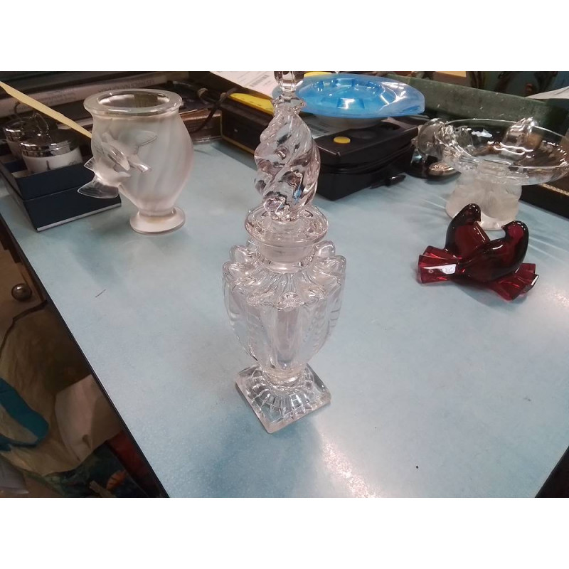 FLACON CRISTAL ANCIEN AVEC BOUCHON PIED EN L ETAT