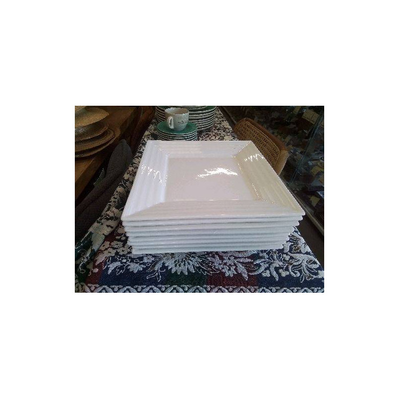 LOT 8 ASSIETTES CARREES BLCHES YONG FOUR