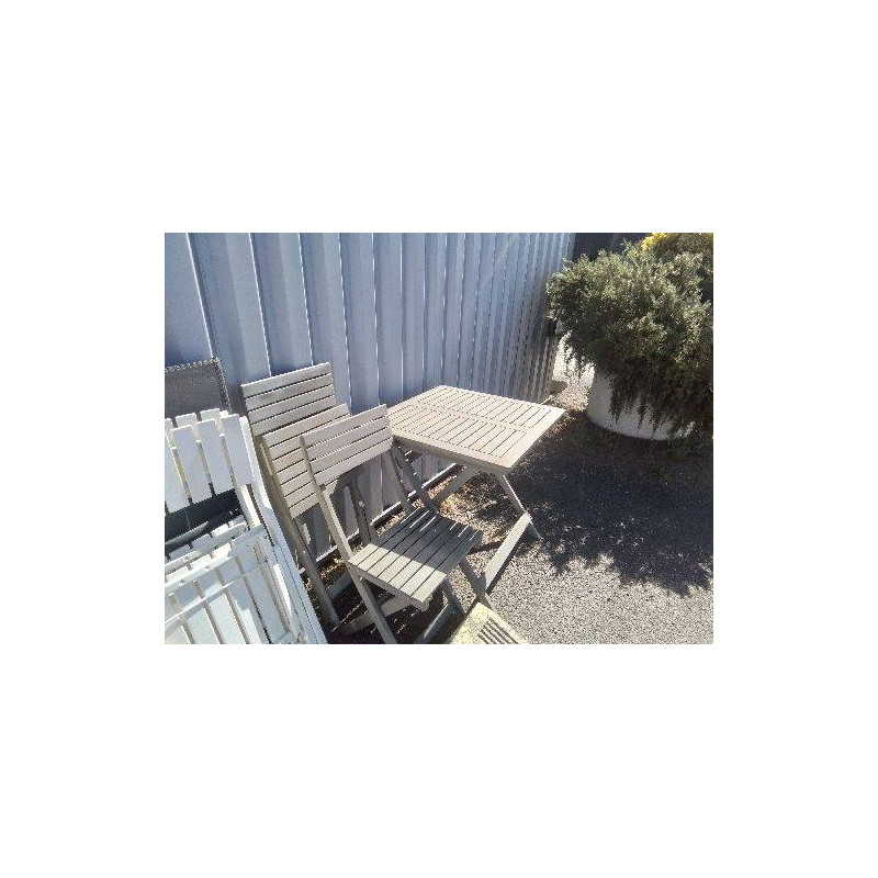SALON DE JARDIN BOIS PATINE GRIS TABLE ET 2 CHAISES PLIANTES