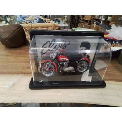 MOTO ELVIS DANS SA BOITE...